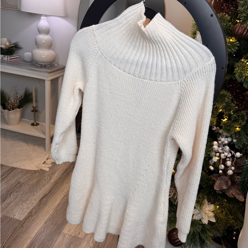 Elegant White Mini dress with long sleeves made of thick knit fabric.
